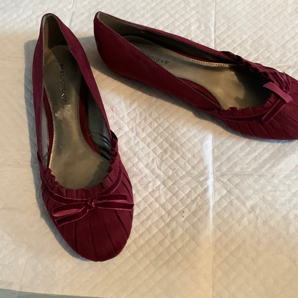 Burgundy size 20 Predictions flats.